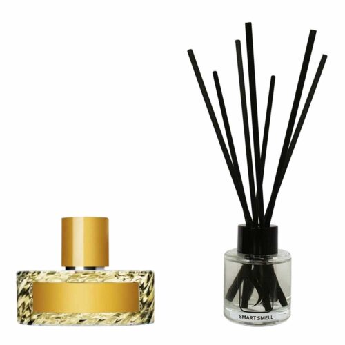 Аромадиффузор 50 мл c аналогом Vilhelm Parfumerie, Mango Skin. Товар на фото справа, слева – пример оригинального флакона.